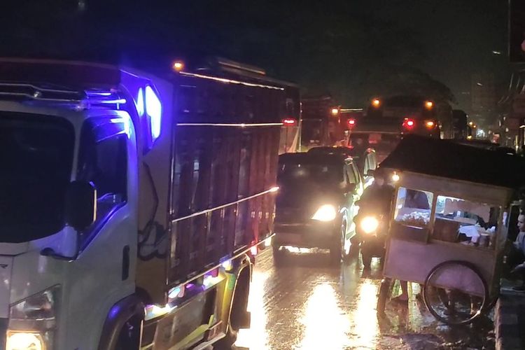 Kepolisian Resor Bandung sempat memberlakukan kontra flow demi mengurai kemacetan arus lalu lintas di sepanjang Jalan Raya Bandung-Garut, menyusul puting beliung pada Rabu (21/2/2024) sore.