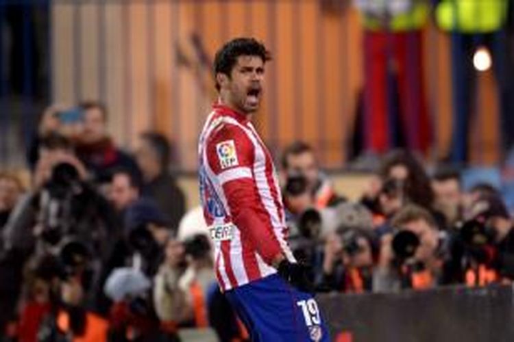 Penyerang Atletico Madrid, Diego Costa, melakukan selebrasi usai mencetak gol ke gawang Valencia pada pertandingan Liga BBVA, di Stadion Vicente Calderon, Minggu (16/12/2013) atau Senin (15/12/2013) dini hari WIB.