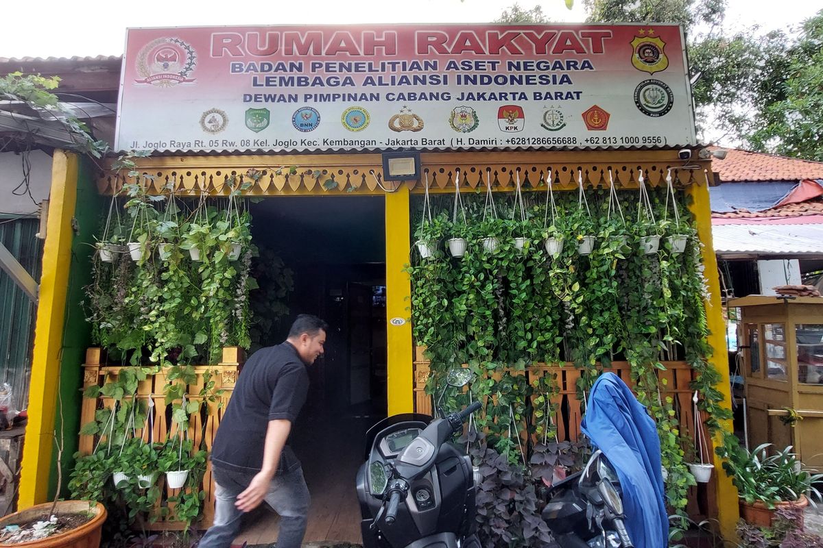 Sebuah kantor lembaga hukum, Pelataran Advokat Betawi, di kawasan Joglo, Kembangan, Jakarta Barat, disatroni segerombol orang yang kemudian salah satu di antaranya menodongkan senjata ke warga, pada Kamis (13/10/2022).