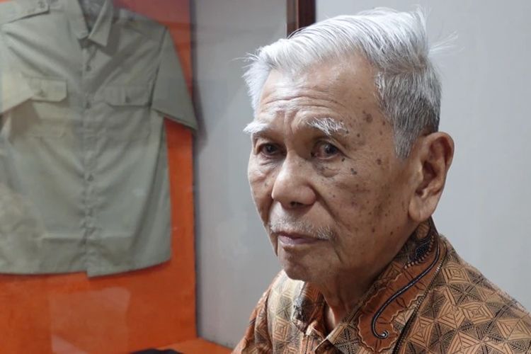 Marsoedi belajar tentang pos selama setahun di Lyon, Perancis, pada 1981-1982.