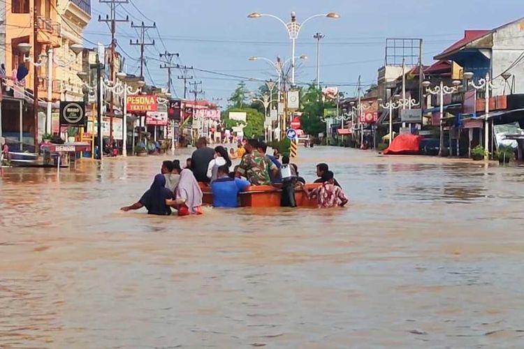 Kondisi banjir yang menggenangi badan jalan menuju Kota Pasir Pengaraian di Kabupaten Rokan Hulu, Riau, Sabtu (25/12/2021).