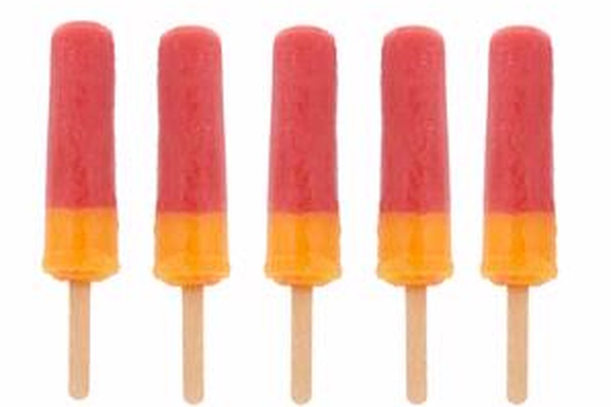 Es loli buatan sendiri bisa mempermudah Anda untuk memenuhi kebutuhan cairan si kecil.