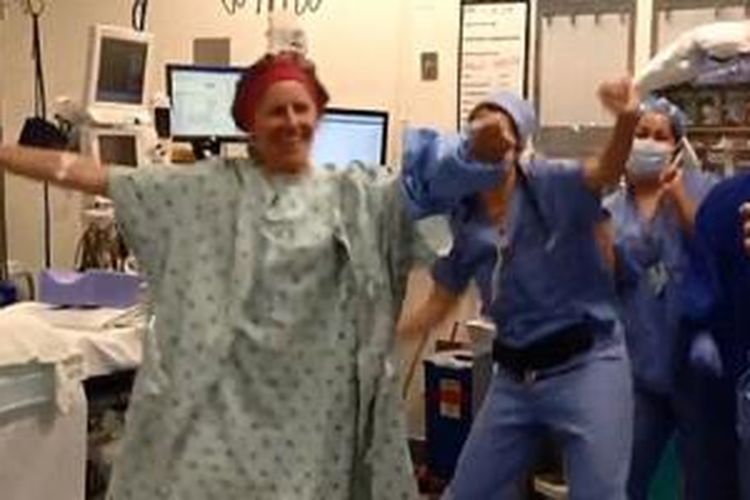 Deborah Cohan, memimpin para tenaga medis yang akan segera mengoperasinya, Selasa (5/11/2013). Cohan, dokter ahli kandungan lulusan Harvard dan ibu dua anak tersebut menjalani operasi pengangkatan kedua payudaranya.