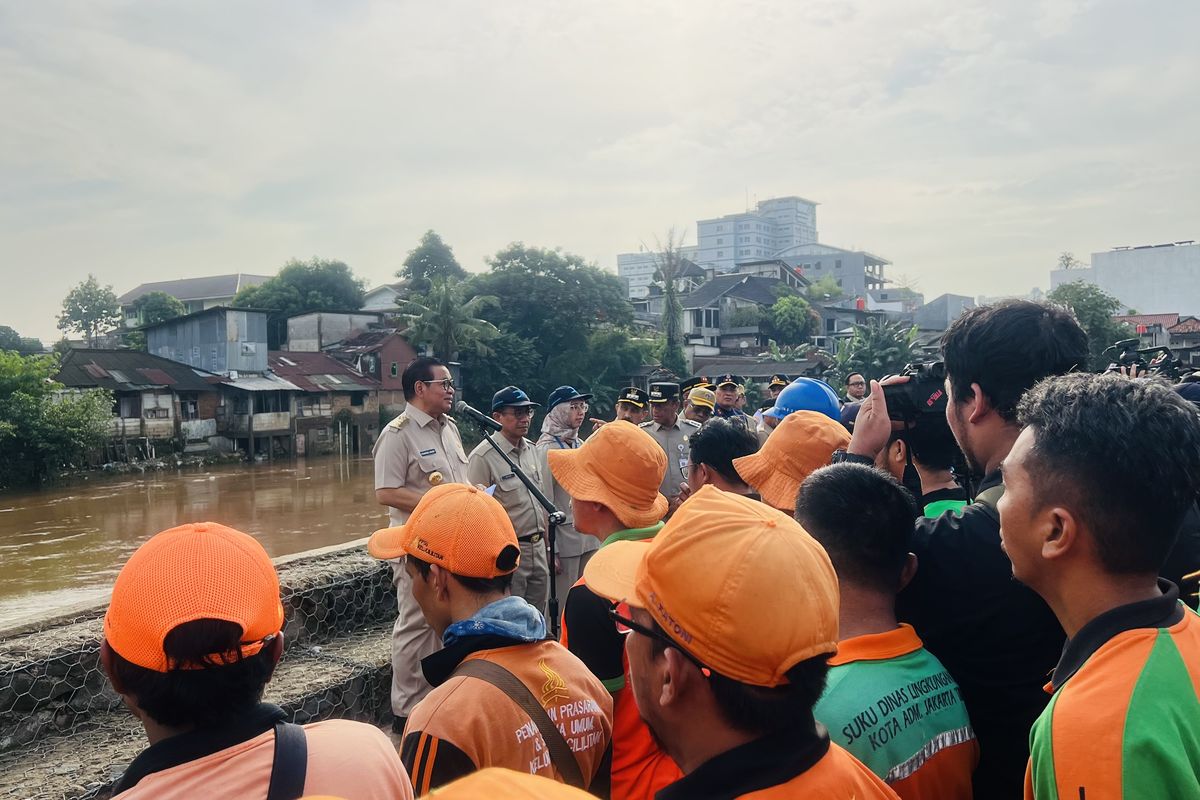memberi arahan kepada jajaran petugas lapangan seperti Petugas Penanganan Prasarana Umum (PPSU), Badan Penanggulangan Bencana Daerah (BPBD),  Dinas Pemadam Kebakaran (Damkar), Dinas Sumber Daya Air (SDA), hingga Dinas Kesehatan, dalam tinjauan lokasi banjir di Tanggul Inspeksi Kali Ciliwung, Kecamatan Pancoran, Jakarta Selatan.