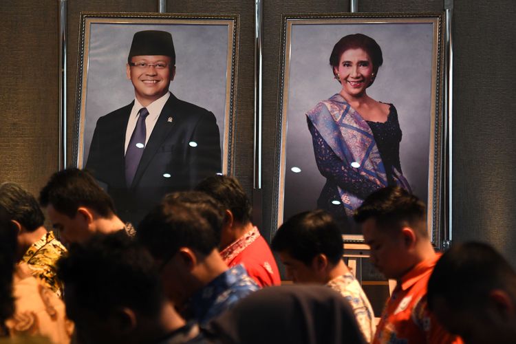 Foto Menteri Kelautan dan Perikanan Edhy Prabowo (kiri) dan foto mantan Menteri Kelautan dan Perikanan Susi Pudjiastuti (kanan) bersanding saat acara serah terima jabatan (Sertijab) di Kantor Kementerian Kelautan dan Perikanan (KKP), Jakarta, Rabu (23/10/2019). Edhy yang merupakan politisi Partai Gerindra menggantikan Susi pada Kabinet Indonesia Maju periode 2019-2024. ANTARA FOTO/Aditya Pradana Putra/ama.
  *** Local Caption *** 

