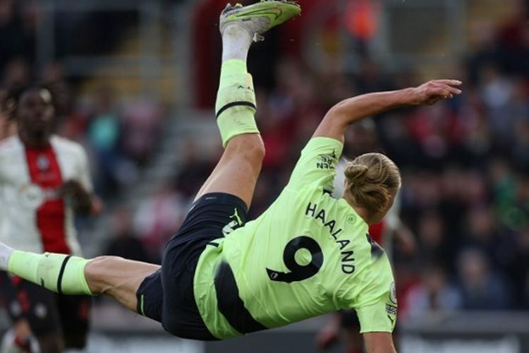 Striker Manchester City, Erling Haaland, mencetak gol dengan aksi salto ketika melawan Southampton di Stadion St Mary's, Southampton, Sabtu (8/4/2023). Haaland cetak dua gol dan Man City menang 4-1.