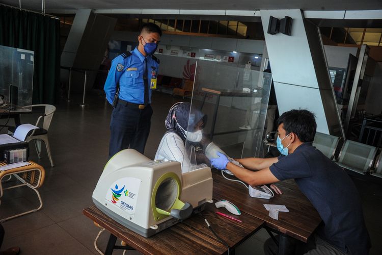 Calon penumpang menjalani tes kesehatan sebelum mendapatkan vaksinasi booster di Bandara Husein Sastranegara, Bandung, Jawa Barat, Minggu (17/7/2022). Pemerintah mulai memberlakukan kebijakan wajib vaksinasi ketiga atau booster COVID-19 sebagai syarat perjalanan dan masuk ke ruang publik pada hari ini, Minggu (17/7/2022) guna mengejar cakupan vaksin booster yang hingga saat ini baru mencapai 25,33 persen. ANTARA FOTO/Raisan Al Farisi/aww.