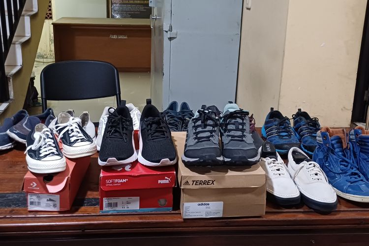 Potret beberapa sepatu yang dicuri Dodi Frans Makani (30) dari sebuah kos di kawasan Pesanggrahan, Jakarta Selatan, Kamis (30/11/2023).