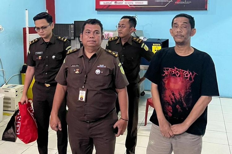 Tim Kejati Riau saat mengamankan K (baju kaos hitam), tersangka perantara suap kasus oknum jaksa memeras terdakwa kasus narkoba, Kamis (26/10/2023).