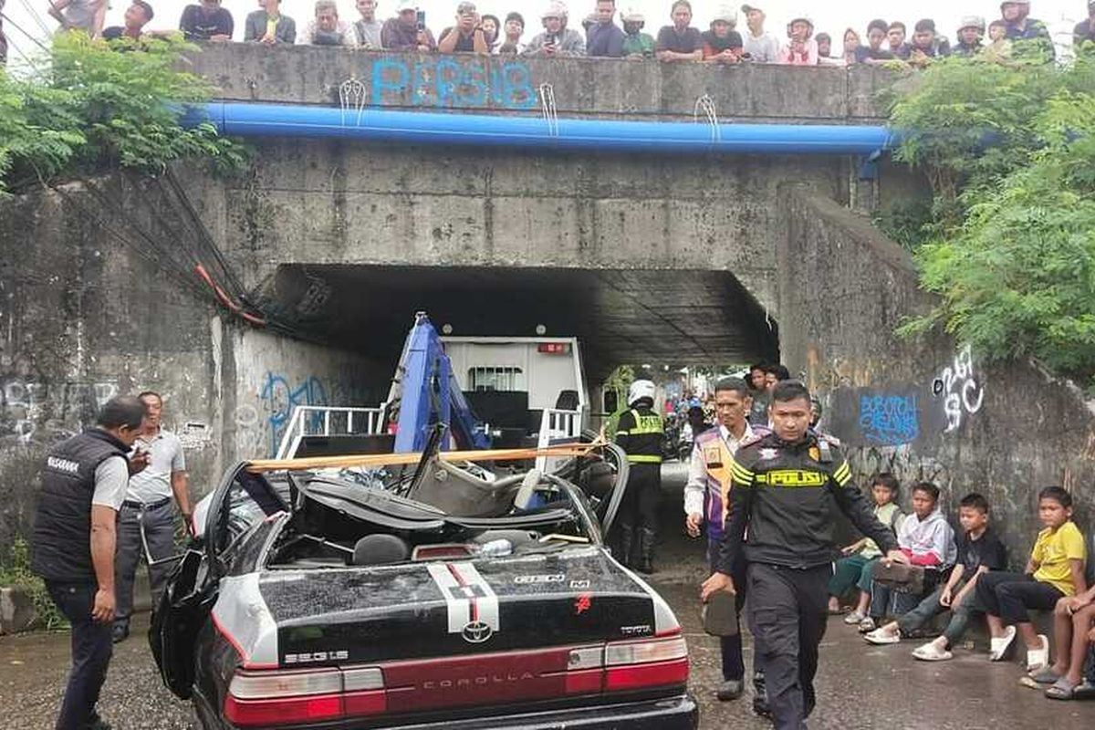 Kecelakaan Maut di Karawang, Truk Kontainer Terguling Timpa Mobil Keluarga