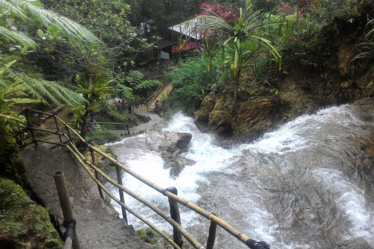 Nama Taman Sungai Mudal diambil dari arti air yang keluar dan berada di sekitar lokasi ini. Aliran airnya kemudian dibuat layaknya sebuah taman, dimana orang-orang berkumpul untuk bersenang-senang sembari menikmati pesona alam.
