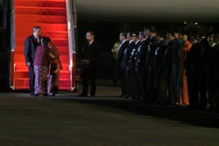 Presiden Susilo Bambang Yudhoyono saat mendarat di Bandara Halim Perdana Kusuma, Selasa (29/9/2014) dini hari.