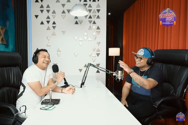Musisi Anang Hermansyah (kiri) dan Badai berbincang di podcast Ngobrol Asix.