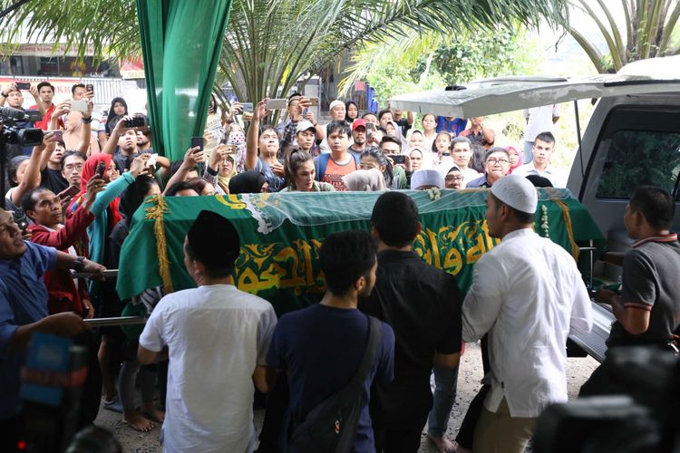 Jenazah Julia Perez (Jupe) tiba di Masjid Al Ikhlas, tak jauh dari perumahan Raffles Hills, Cibubur, Jakarta Timur, pada Sabtu (10/6/2017) siang. Jupe meninggal dunia pada Sabtu pukul 11.12 WIBdi Rumah Sakit Dr Cipto Mangunkusumo, Jakarta Pusat, karena kanker serviks stadium empat.