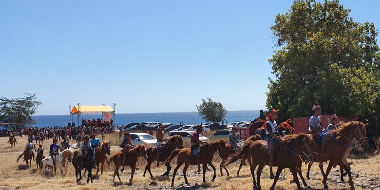 Parade Kuda Sandel digelar di Savannah Puru Kambera, Kanantang, Sumba Timur, Nusa Tenggara Timur, Jumat (12/7/2019)