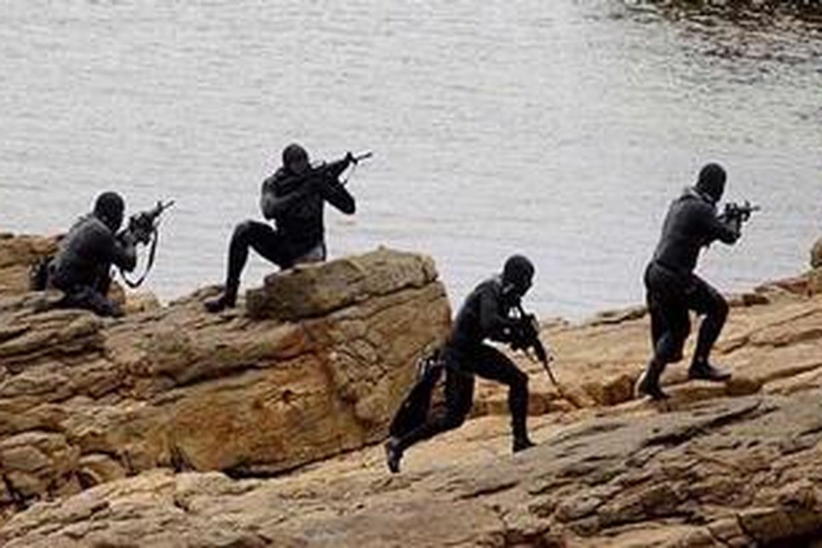 Anggota Navy SEAL saat melakukan suatu latihan di sebuah fasilitas latihan pada tanggal 25 Mei 2004. Dunia  mungkin  tidak akan pernah mengetahui  anggota Navy SEAL mana yang melakukan oprasi rahasia yang telah menewaskan Osama Bin Laden pada Minggu (1/5/2011) lalu.