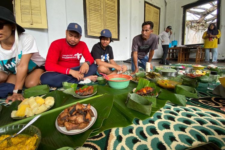 Tradisi makan bersama khas Maluku bernama Patita. 