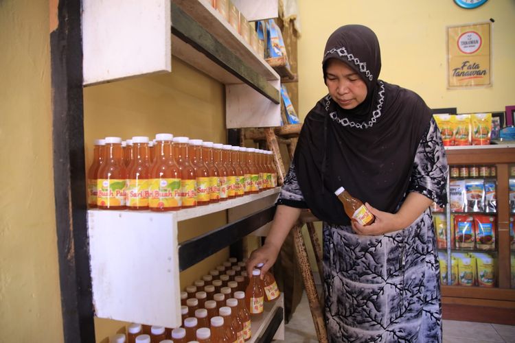 Siti Sulastri menata produk minuman berbahan baku rempah