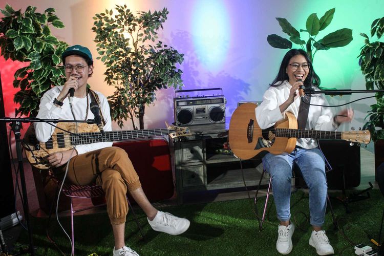 Band Indie Endah n Rhesa  tampil di acara Rooftop Gigs di Menara Kompas, Palmerah, Jakarta Pusat, Selasa (4/2/2020).