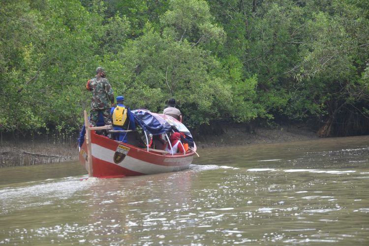 Kapal vaksin saat menempuh perjalanan untuk menjangkau masyarakat di daerah terisolir