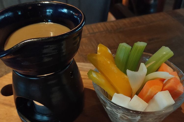 Bagna Cauda, hidangan pembuka di Restoran The Front Room Bistro & Bar. Hidangan ini berupa stik sayuran dan sambal ikan asin. Harga untuk hidangan ini dibandrol Rp 110.000.