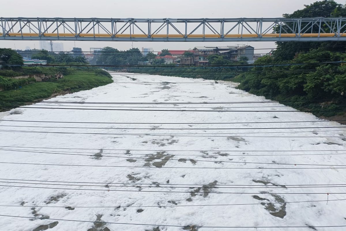 Kondisi Kali Bekasi di Kelurahan Margajaya, Bekasi Selatan, Kota Bekasi yang tertutup oleh busa dan mengeluarkan bau tak sedap pada Jumat (1/4/2022). Dugaan sementara, datangnya busa yang menutupi Kali tersebut merupakan hasil pembuangan limbah industri. (KOMPAS.com/Joy Andre T). 