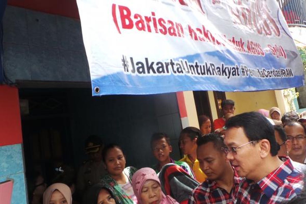 Calon gubernur nomor pemilihan dua DKI Jakarta Basuki Tjahaja Purnama atau Ahok saat menyosialisasikan program-program unggulan Provinsi DKI Jakarta kepada warga, di depan Posko Pemenangan Agus-Sylvi, di Marunda, Cilincing, Jakarta Utara, Rabu (1/2/2017).