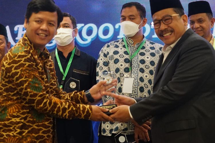 Kompas.com menerima penghargaan sebagai media yang bermitra dengan BWI dalam mendukung gerakan wakaf di Indonesia, Rabu (7/12/2022)