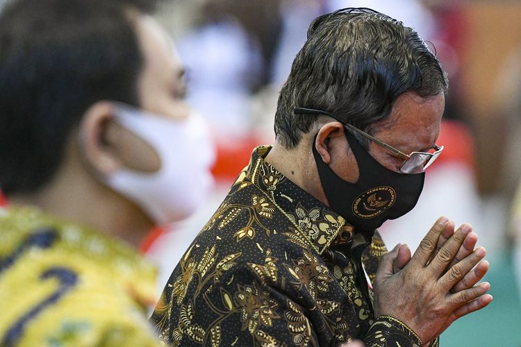 Menko Polhukam Mahfud MD (kanan) berdoa saat menghadiri Hari Konstitusi 2020 di Gedung Nusantara IV, Kompleks Parlemen, Senayan, Jakarta, Selasa (18/8/2020). ANTARA FOTO/M Risyal Hidayat/foc.