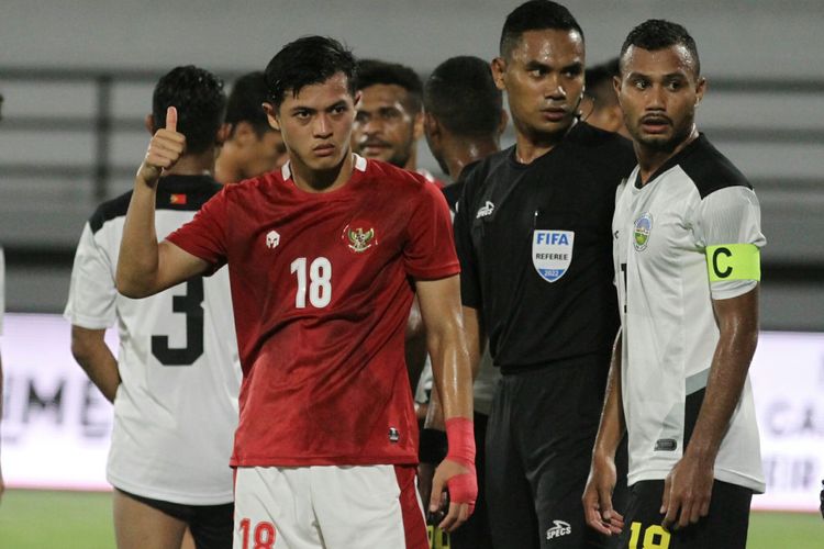 Aksi Alfeandra Dewangga dalam laga timnas Indonesia vs Timor Leste. Pertandingan yang masuk rangkaian FIFA Matchday itu digelar di Stadion Kapten I Wayan Dipta, Gianyar, Bali, pada Kamis (27/1/2022) malam WIB.