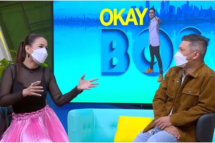 Artis peran dan model Astrid Tiar berbincang dengan Gading Marten di program Okay Bos yang ditayangkan di Trans7 Official.