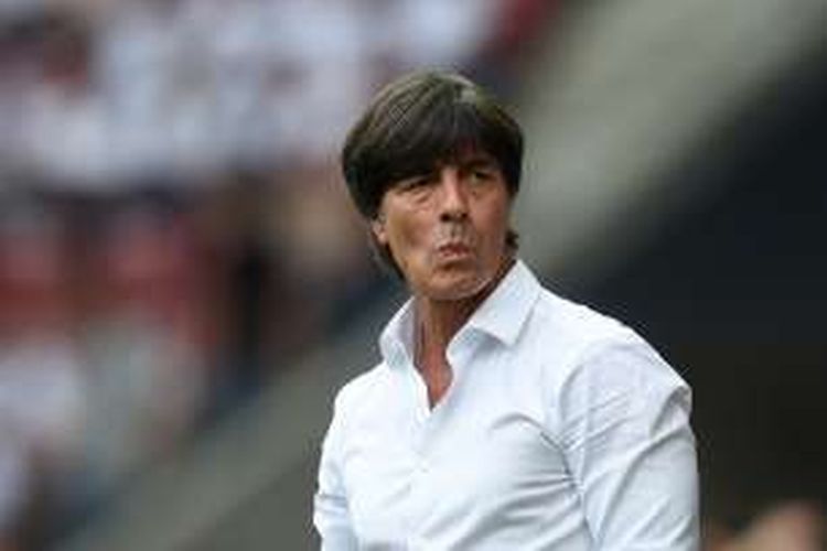 Pelatih tim nasional Jerman, Joachim Loew, mendampingi anak asuhnya bertanding kontra Slovenia di Augsburg, Minggu (29/5/2016) waktu setempat.