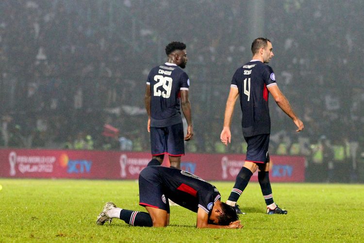 Pemain Arema FC Ilham Udin Armayn bersedih usai pertandingan pekan ke-11 Liga 1 2022-2023 melawan Persebaya Surabaya yang berakhir dengan skor 2-3 di Stadion Kanjuruhan Kepanjen, Kabupaten Malang, Sabtu (1/10/2022) malam.