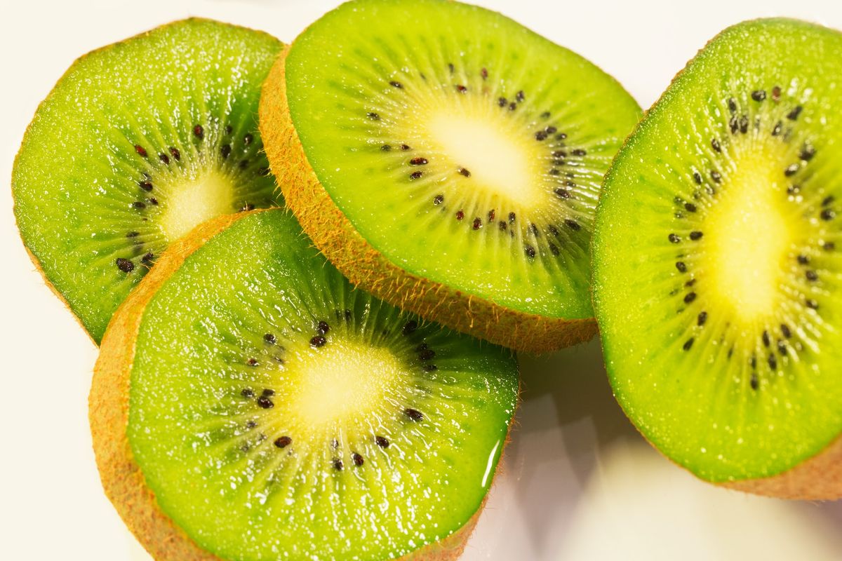 Ilustrasi buah kiwi, salah satu buah yang tinggi vitamin C.