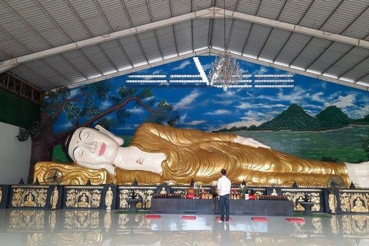 Patung Buddha Tidur berukuran raksasa di Vihara Buddha Darma & 8 Pho Sat di Tajurhalang, Kabupaten Bogor, Kamis (12/1/2023).
