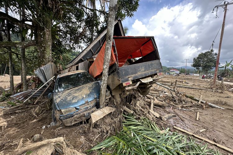 Dua mobil terlihat teronggok rusak akibat banjir bandang di Nagari Salareh Aia Timur, Palembayan, Agam, Sumatera Barat pada Jumat (5/12/2025) siang. Delapan hari pasca-banjir bandang, sejumlah motor dan mobil belum dievakuasi.