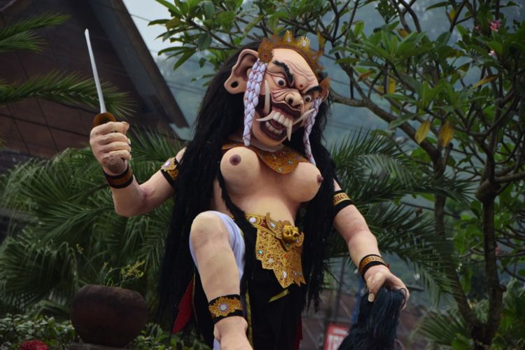 Ogoh-ogoh Kalika Maya dikirab oleh umat Hindu di Kabupaten Magelang menjelang Hari Raya Nyepi, Senin (27/3/2017) sore.
