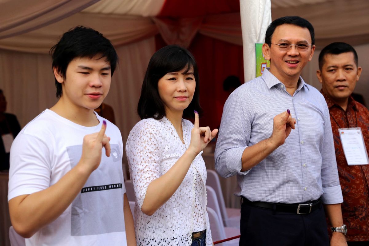 Gubernur DKI Jakarta Basuki Tjahaja Purnama bersama istrinya, Veronica dan putra sulungnya, Nicholas Sean Purnama memberikan suara di TPS 54 Kompleks Pantai Mutiara, Kelurahan Pluit, Kecamatan Penjaringan, Jakarta Utara, Rabu, (19/4/2017). Pemilihan gubernur dan wakil gubernur DKI Jakarta putaran kedua berlangsung pada hari ini.