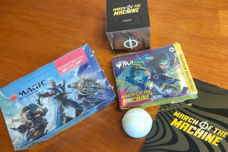 Koleksi March of the Machine dalam set Boosters dan Collector Boosters. Selain kedua paket ini, tersedia pula set Jumpstart Boosters, Welcome Boosters, Commander decks, Bundles dan Secret Lair.