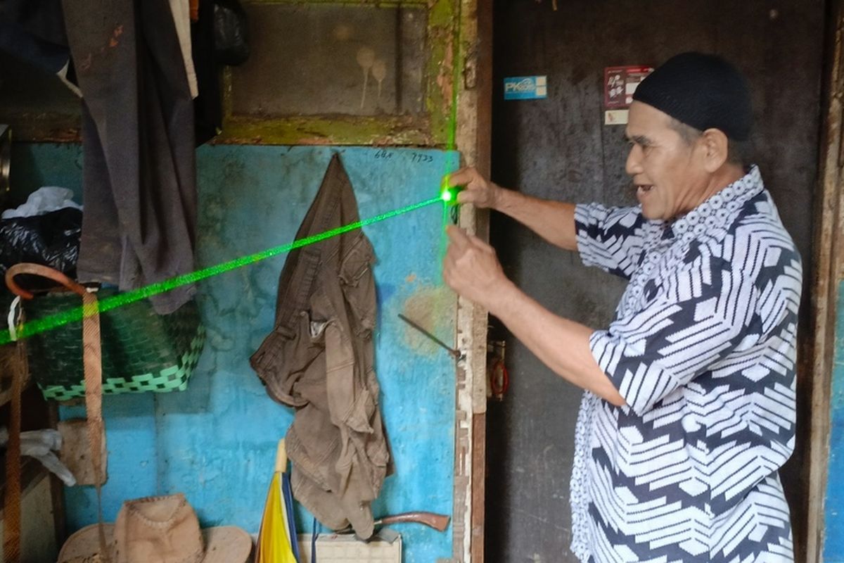 Ayi Kohar (60) warga Kampung Kekencehan, Desa Cangkuang, Kecamatan Cileunyi, Kabupaten Bandung, Jawa Barat saat menunjukan paparan debu baru bara dari asap pabrik yang kerap dirasakannya setiap hari, Selasa (3/6/2025)