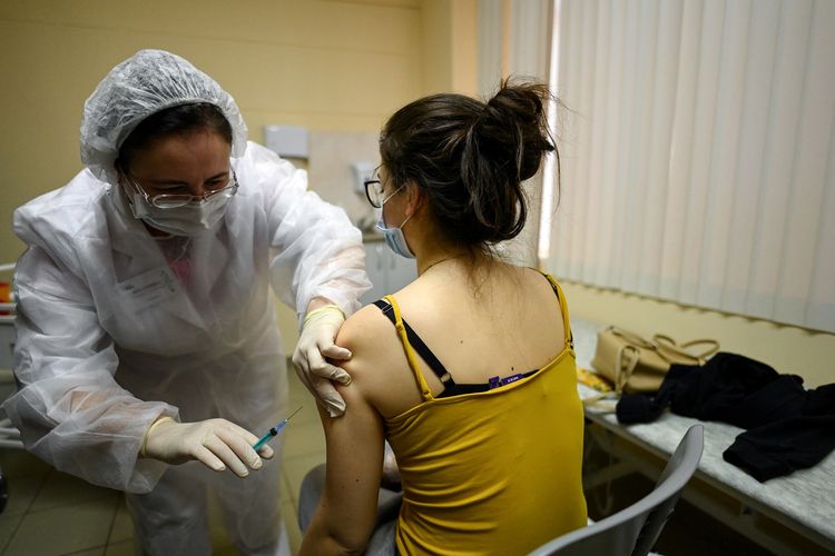 Seorang perawat menyuntikkan vaksin corona Sputnik V di sebuah klinik di Moskwa pada Sabtu (5/12/2020). Presiden Rusia Vladimir Putin menekankan vaksinasi secara luas telah dimulai untuk orang-orang dengan risiko tinggi tertular Covid-19, dan vaksin akan tersedia untuk semua owarga Rusia pada awal 2021.