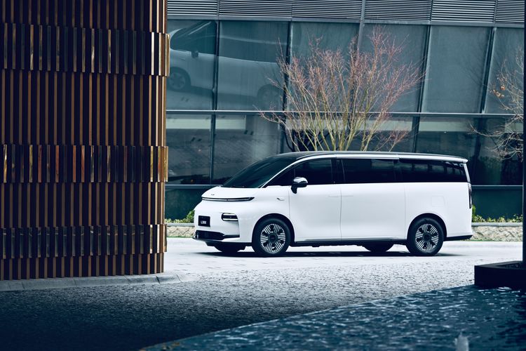 LEVC L380, MPV listrik yang dikembangkan oleh anak perusahaan Geely