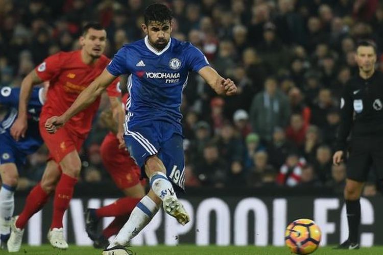 Penyerang Chelsea, Diego Costa, mengambil tendangan penalti tetapi akhirnya digagalkan kiper LIverpool, Simon Mignolet, dalam pertandingan Premier League di Stadion Anfieeld pada 31 Januari 2017. 