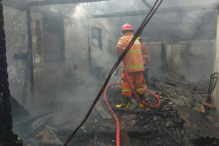Petugas usai memadamkan api yang membakar rumah di Jalan Panglima Sudirman, Kelurahan Sidokumpul, Kecamatan/Kabupaten Gresik, Jawa Timur, Senin (15/4/2024).
