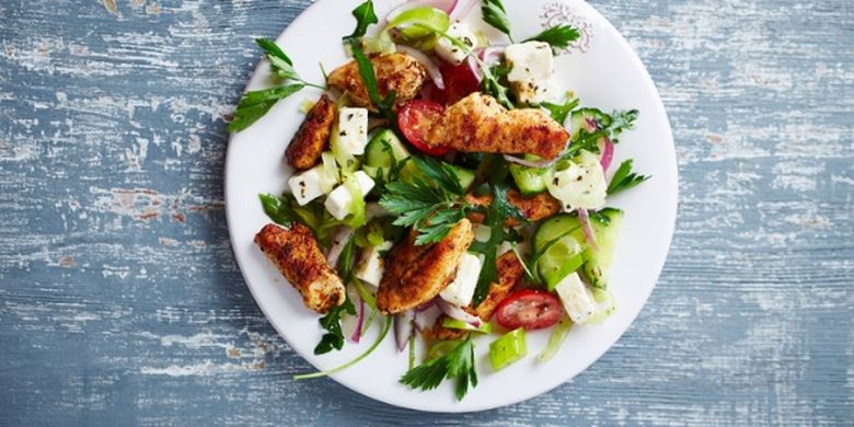 Salad ayam dan keju.