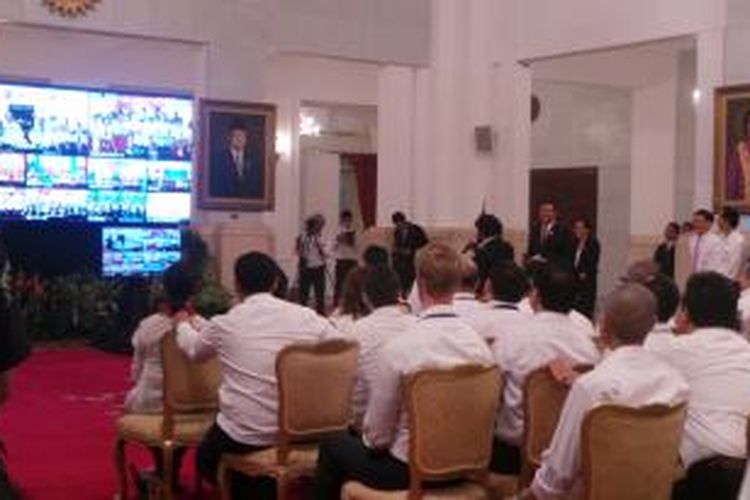 Suasana video conference yang digelar Presiden Joko Widodo di Istana Merdeka dengan warga di sejumlah kota di Indonesia, Senin (20/10/2014) sore.