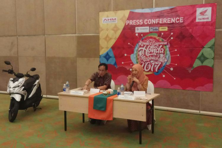 General Manager Technical Service Division AHM, Widjianto Widarso dan General Manager Honda Customer Care Center (HC3) Division AHM, Istiyani Susriyati dalam konferensi pers Kontes Layanan Honda Nasional 2017. Gelaran kontes yang ke 11 kalinya ini digelar di Hotel Harris Hotel & Conventions Kelapa Gading, Kamis (7/12/2017).