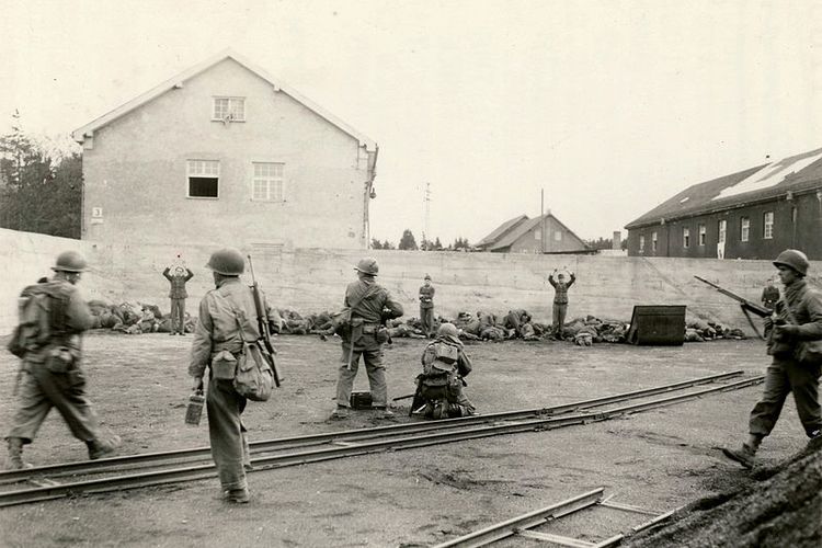 Prajurit AS mengeksekusi para penjaga kamp konsentrasi Dachau yang sudah menyerah. Laporan resmi menyebut hanya 30 penjaga yang dieksekusi tetapi sejumlah kalangan menyebut jumlah prajurit yang dieksekusi bisa mencapai ratusan orang.