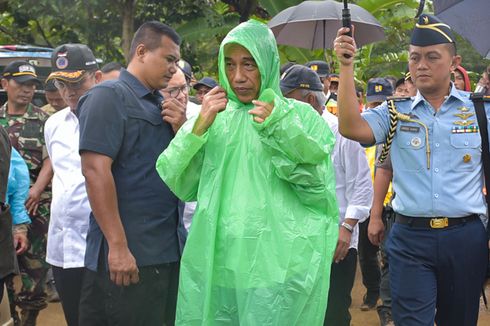 Jokowi Kenakan Jas Hujan Hijau Pemberian Warga Saat Berkunjung ke Sukajaya Bogor