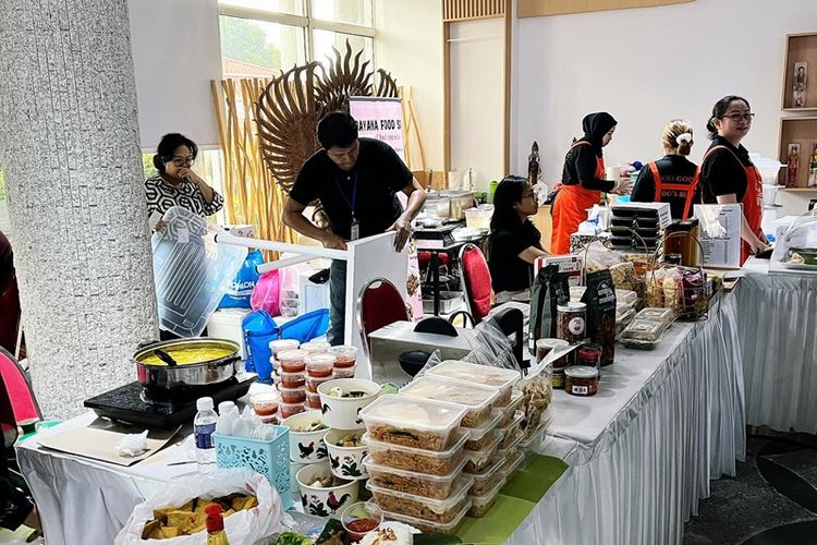 Gerai-gerai kuliner Nusantara oleh pengusaha makanan diaspora Indonesia di Singapura pada acara ekstravaganza Amazing Indonesia 2023  Sabtu-Minggu (4-5/11/2023) di KBRI Singapura.